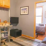 2 Bedroom Apt With 3 Beds - Friends & Family