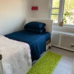 Cheerful 2 Bed Rooms Apartment In Heart Of Queens