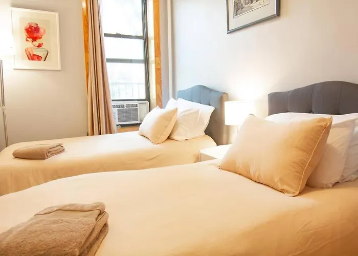 2 Bedroom Apt With 3 Beds - Friends & Family