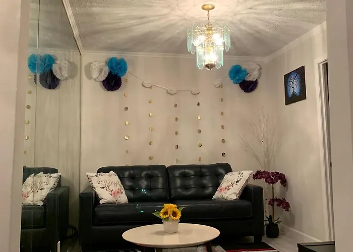 Cheerful 2 Bed Rooms Apartment In Heart Of Queens