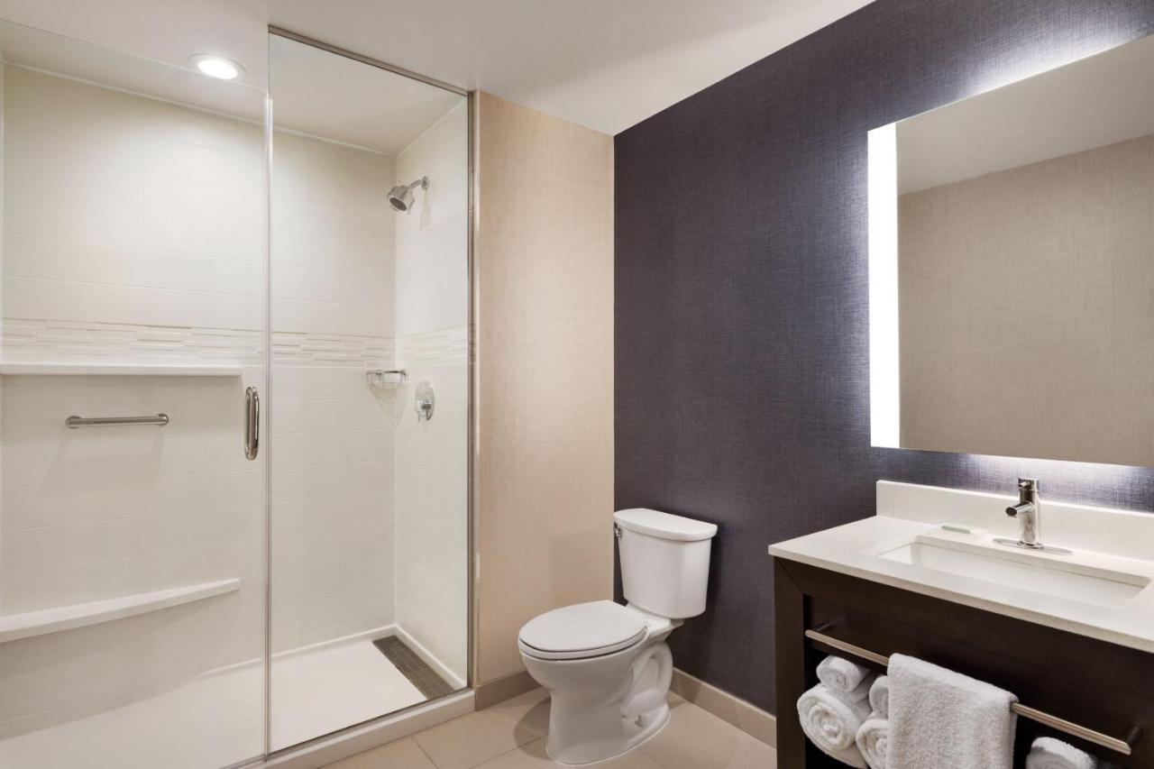 Hotel By Marriott Jfk Airport 3*