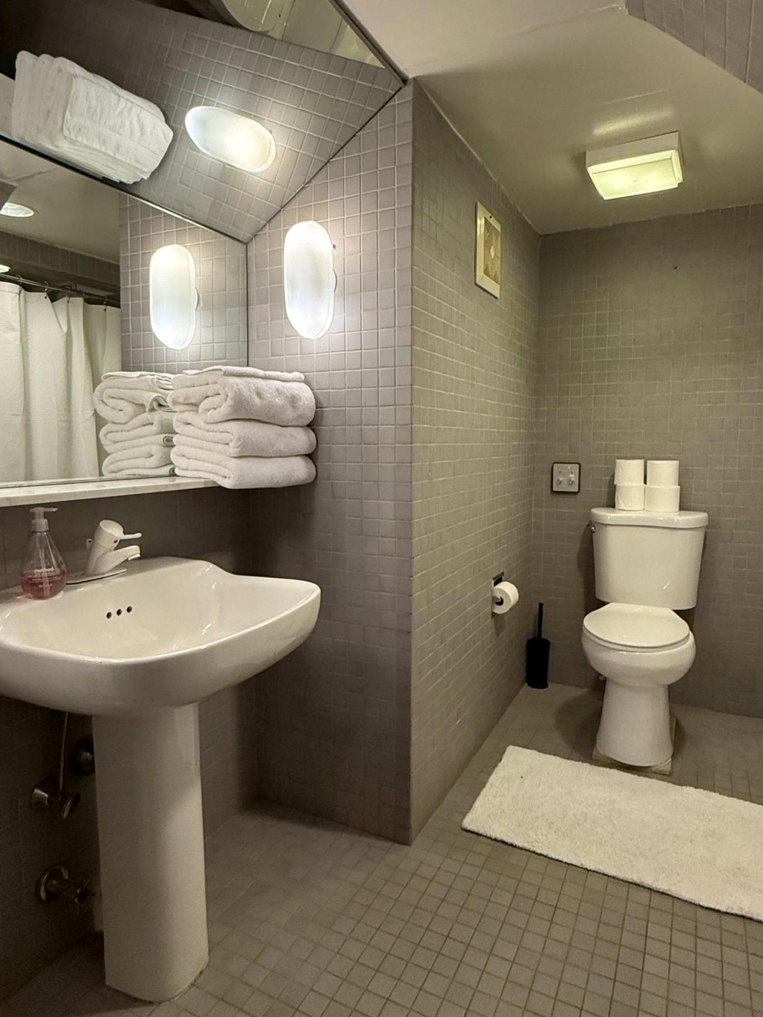 Private Beautiful Townhome W Zen Garden Holiday home *