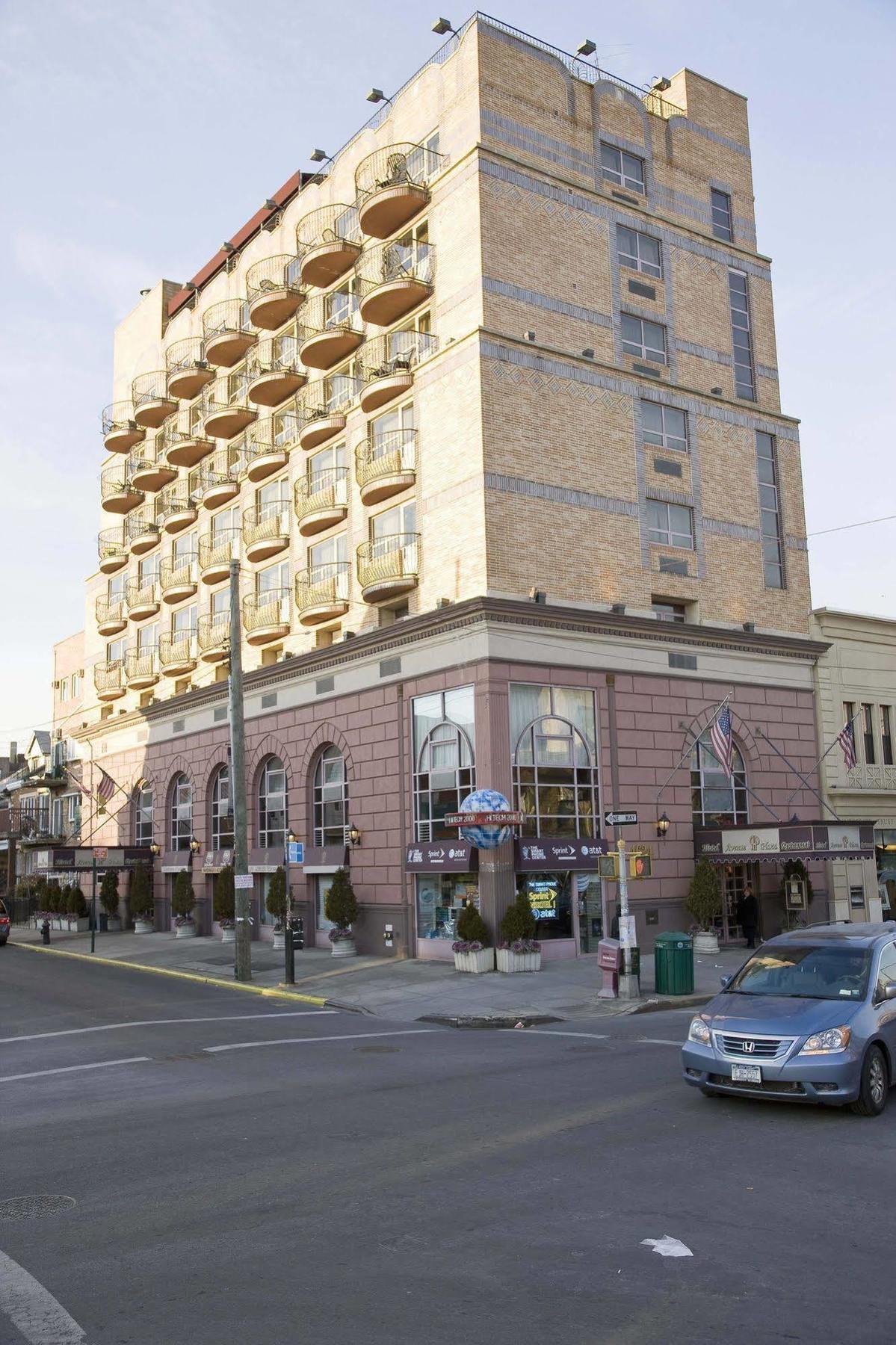 The Avenue Plaza 3*