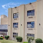 Super 8 By Wyndham Jamaica North Conduit