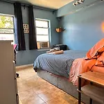 Perfect Private Room In Townhouse, 15 Minutes To Manhattan