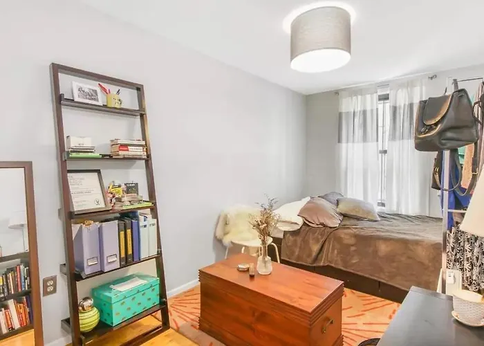 Private Room In 4 Bedroom Ground Apartment Near Subway