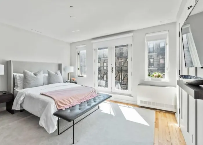 Luxe Studio With Charming Juliet Balcony