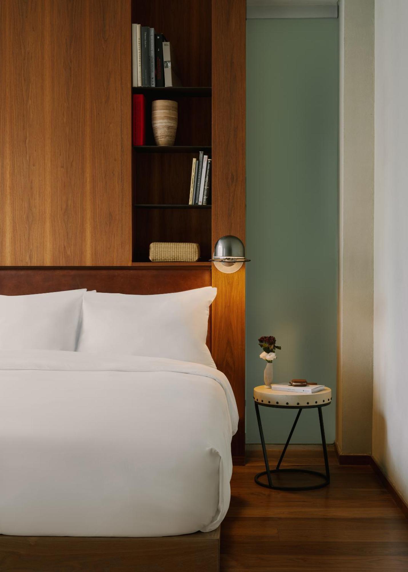 Chambers Powered By Sonder 4*
