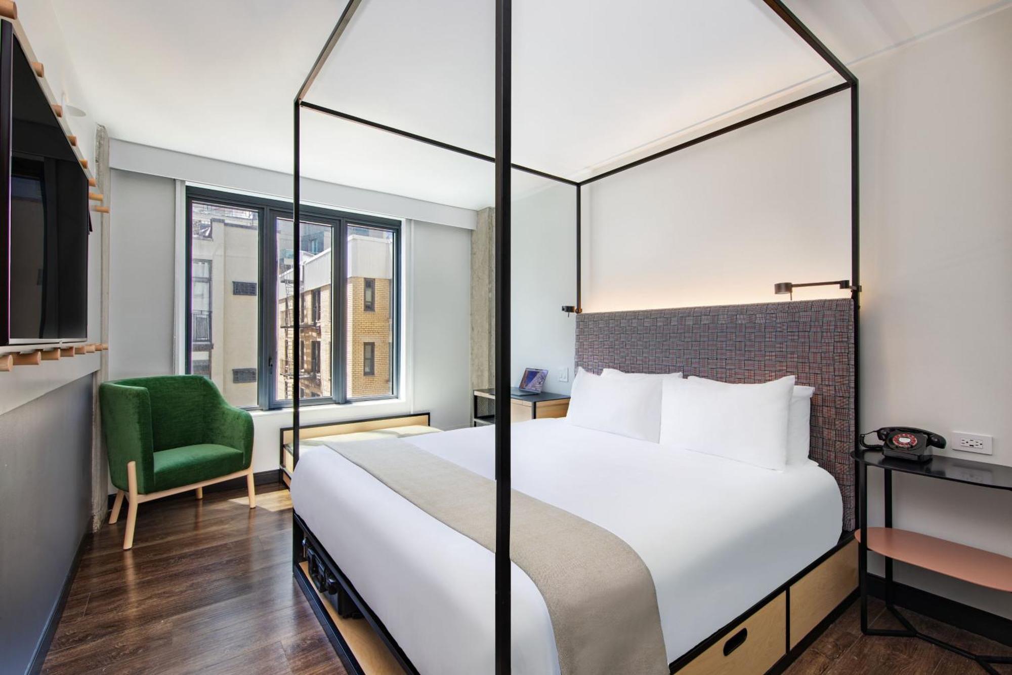 Moxy Nyc East Village Hotel 4*