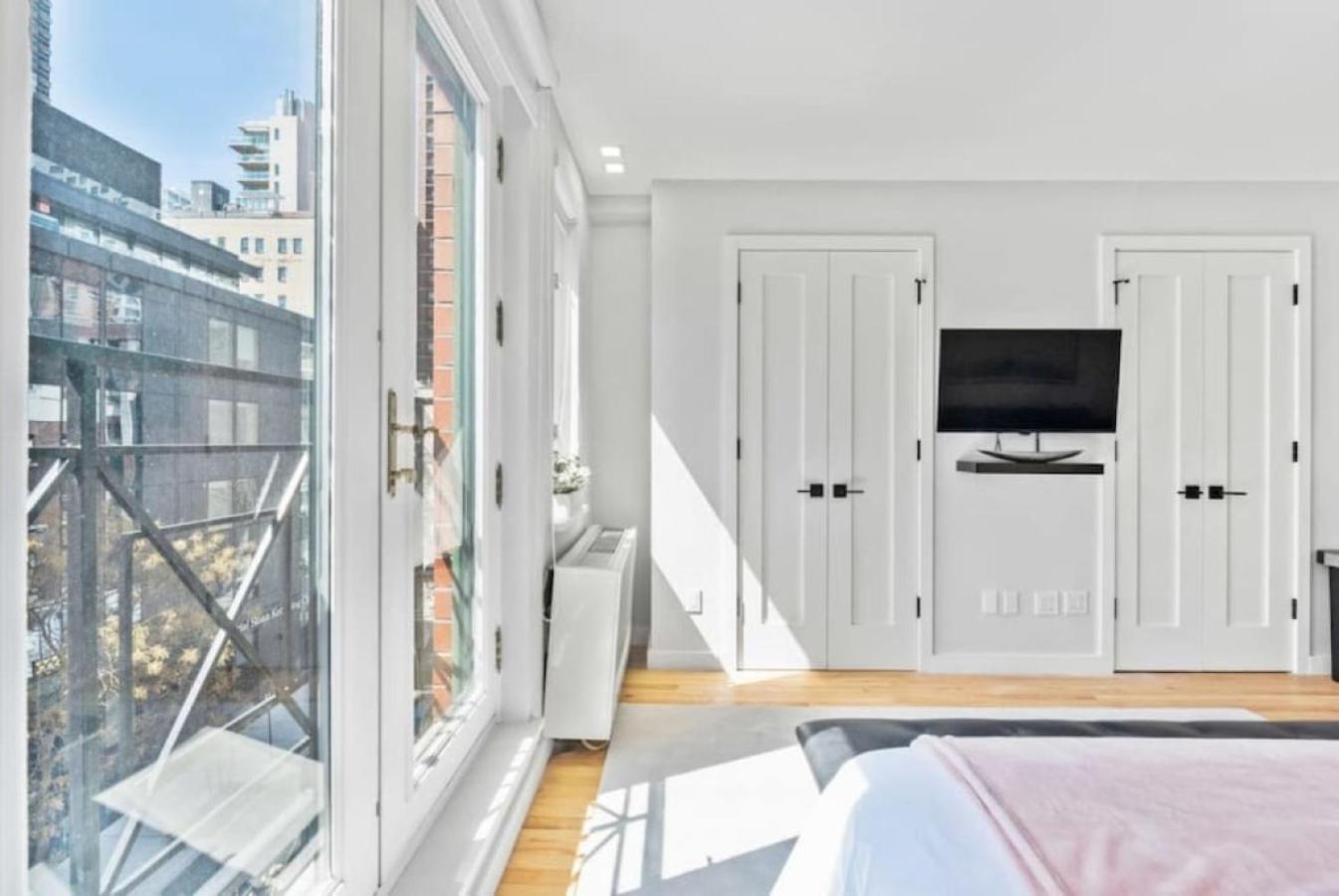 Apartment Luxe Studio With Charming Juliet Balcony *