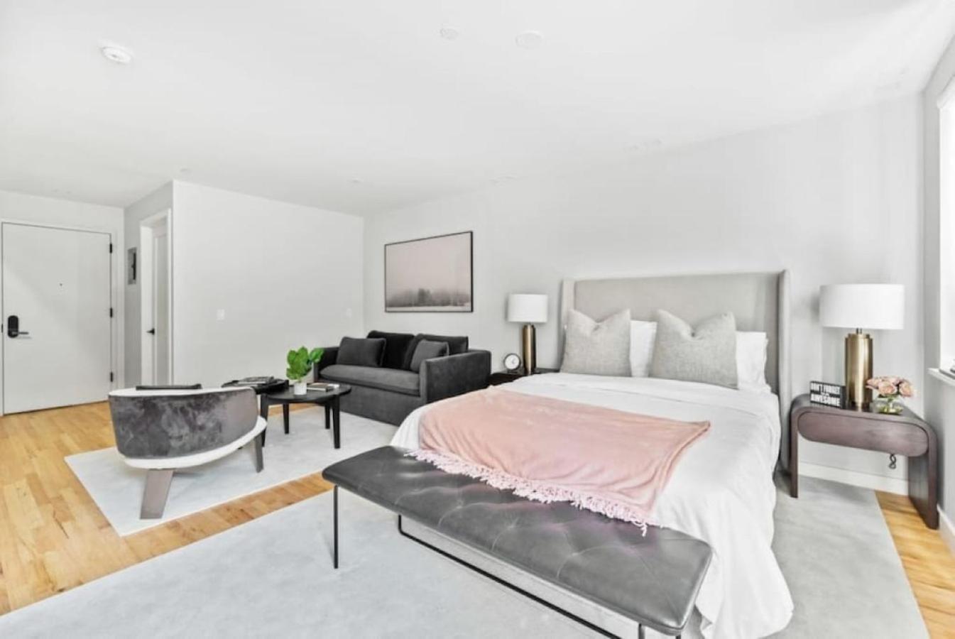 Luxe Studio With Charming Juliet Balcony *