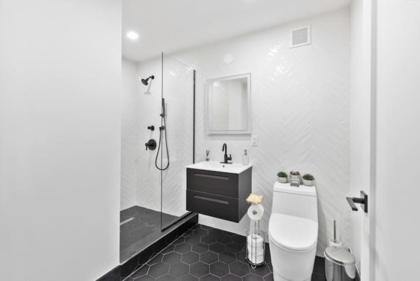 Apartment Luxe Studio With Charming Juliet Balcony