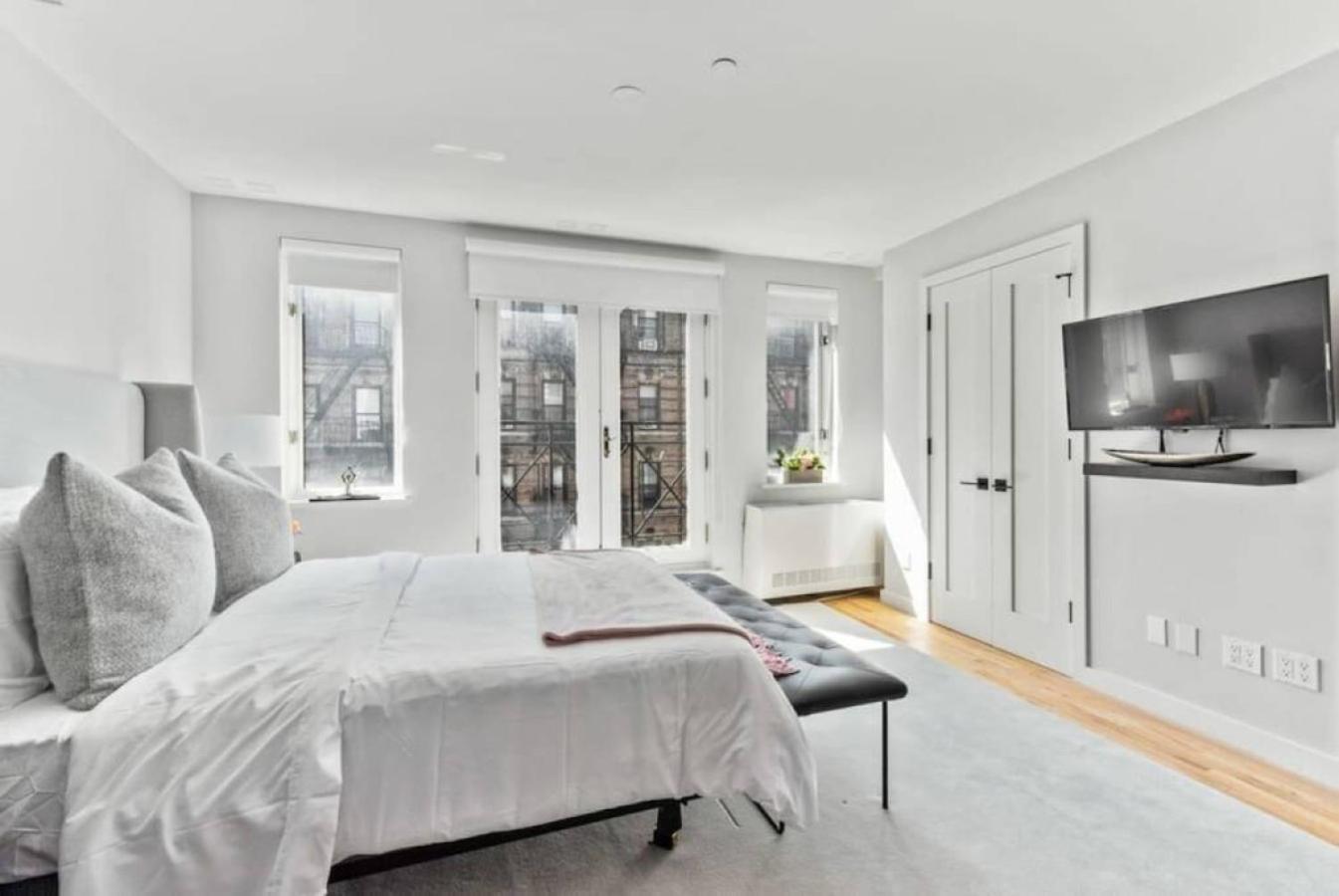 Luxe Studio With Charming Juliet Balcony New York