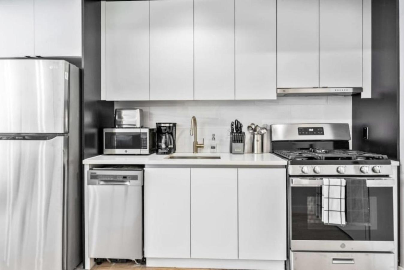 Luxe Studio With Charming Juliet Balcony Apartment *