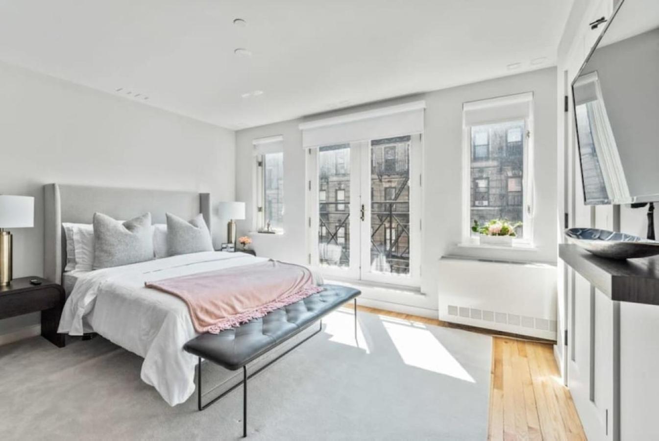 Apartment Luxe Studio With Charming Juliet Balcony