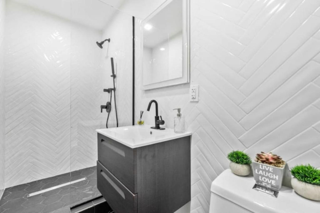 Apartment Luxe Studio With Charming Juliet Balcony *