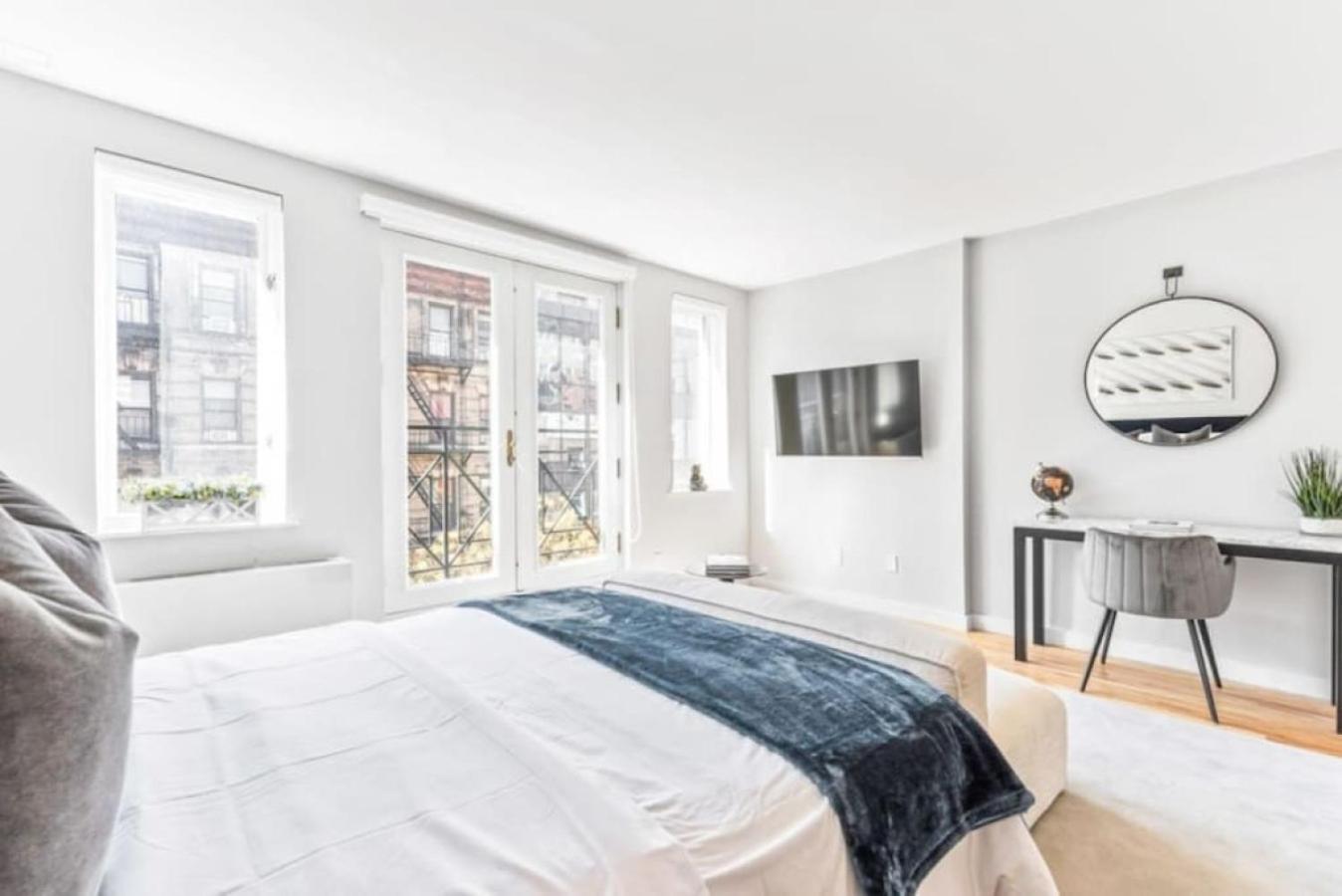 Apartment Luxe Studio With Charming Juliet Balcony New York