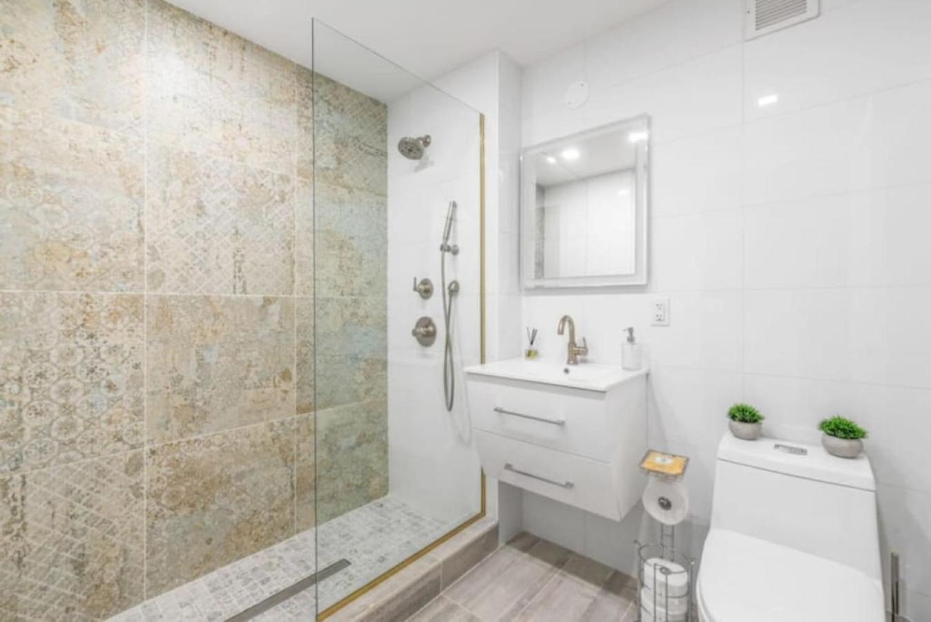 Luxe Studio With Charming Juliet Balcony New York