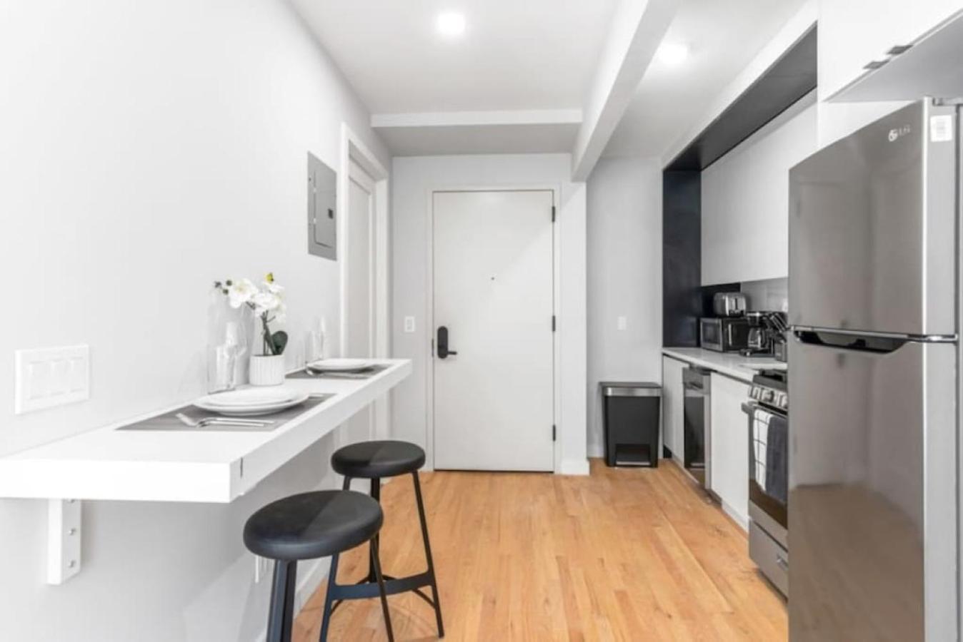 Luxe Studio With Charming Juliet Balcony Apartment *