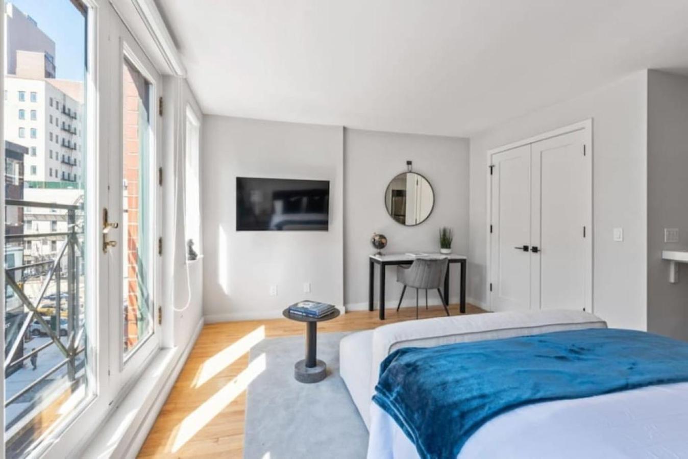 Luxe Studio With Charming Juliet Balcony Apartment