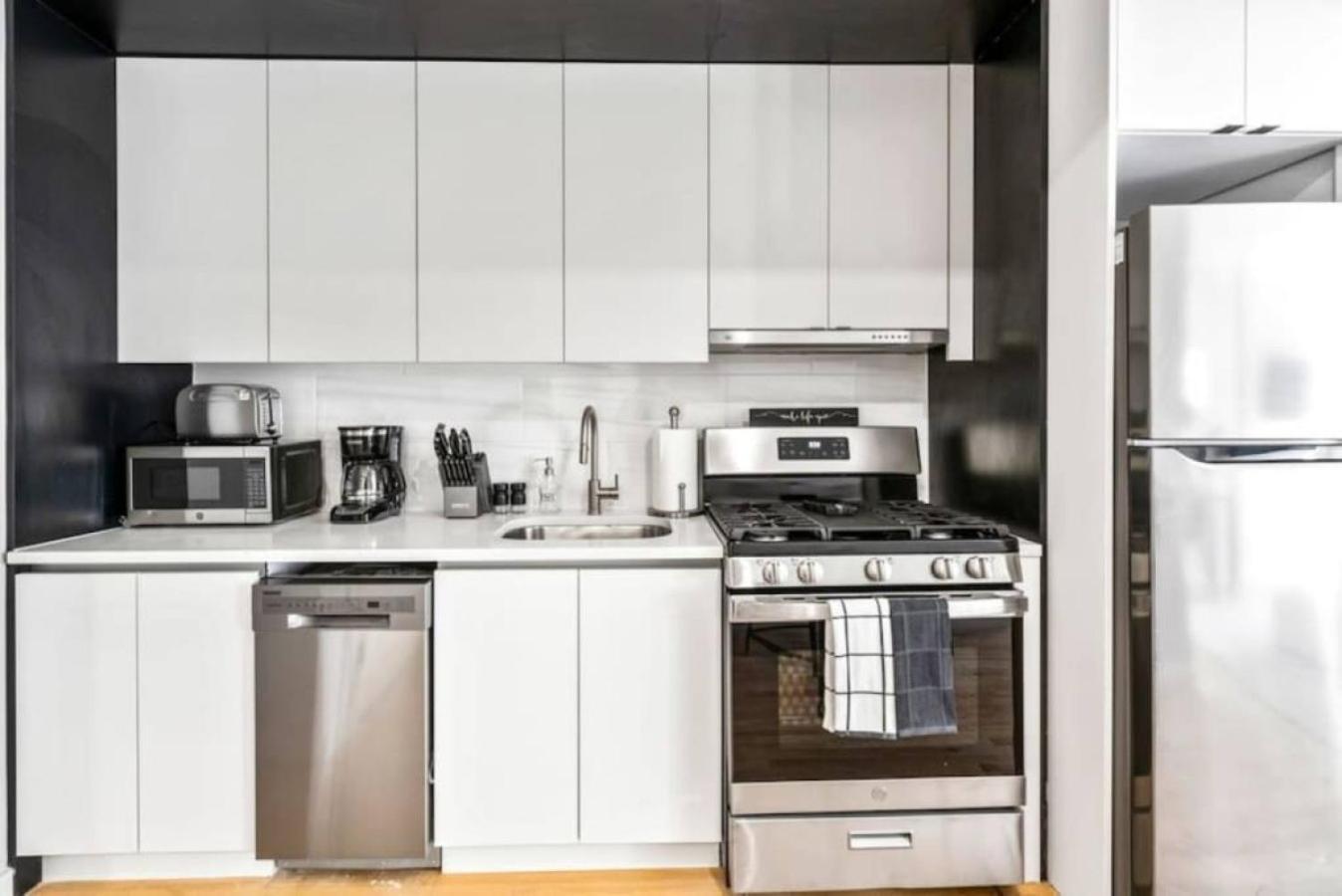 Apartment Luxe Studio With Charming Juliet Balcony *