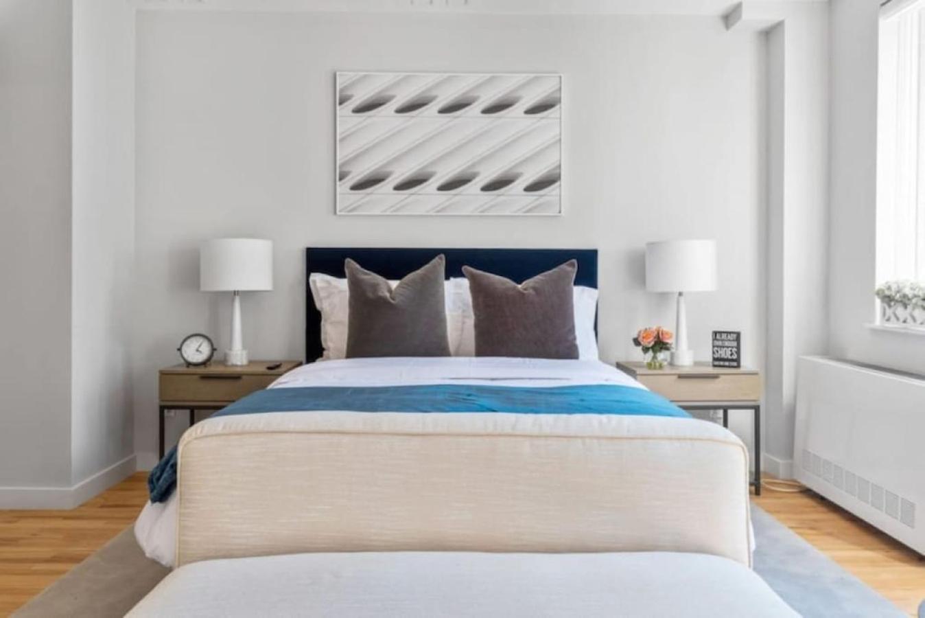 Luxe Studio With Charming Juliet Balcony *