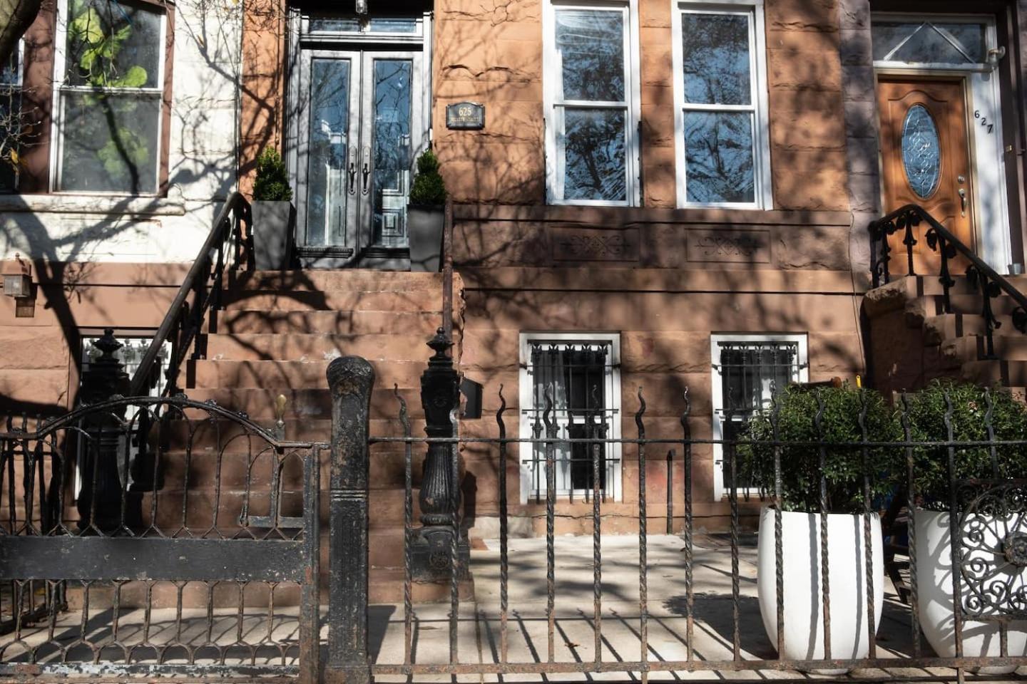 Two Story Luxury Brooklyn Brownstone Homestay *