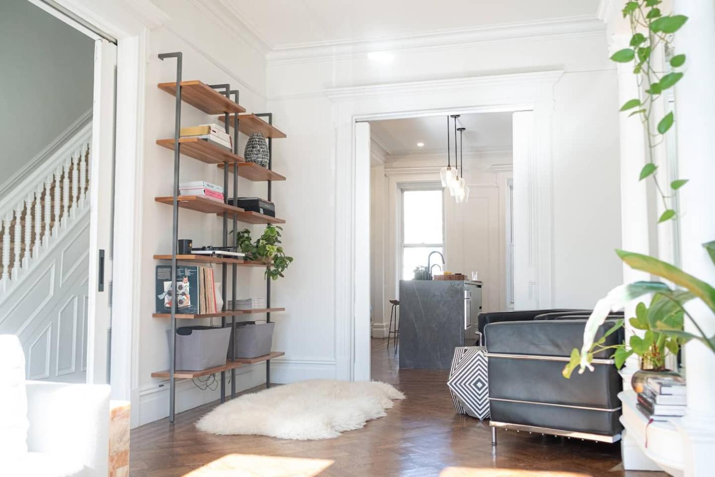 Two Story Luxury Brooklyn Brownstone Homestay *