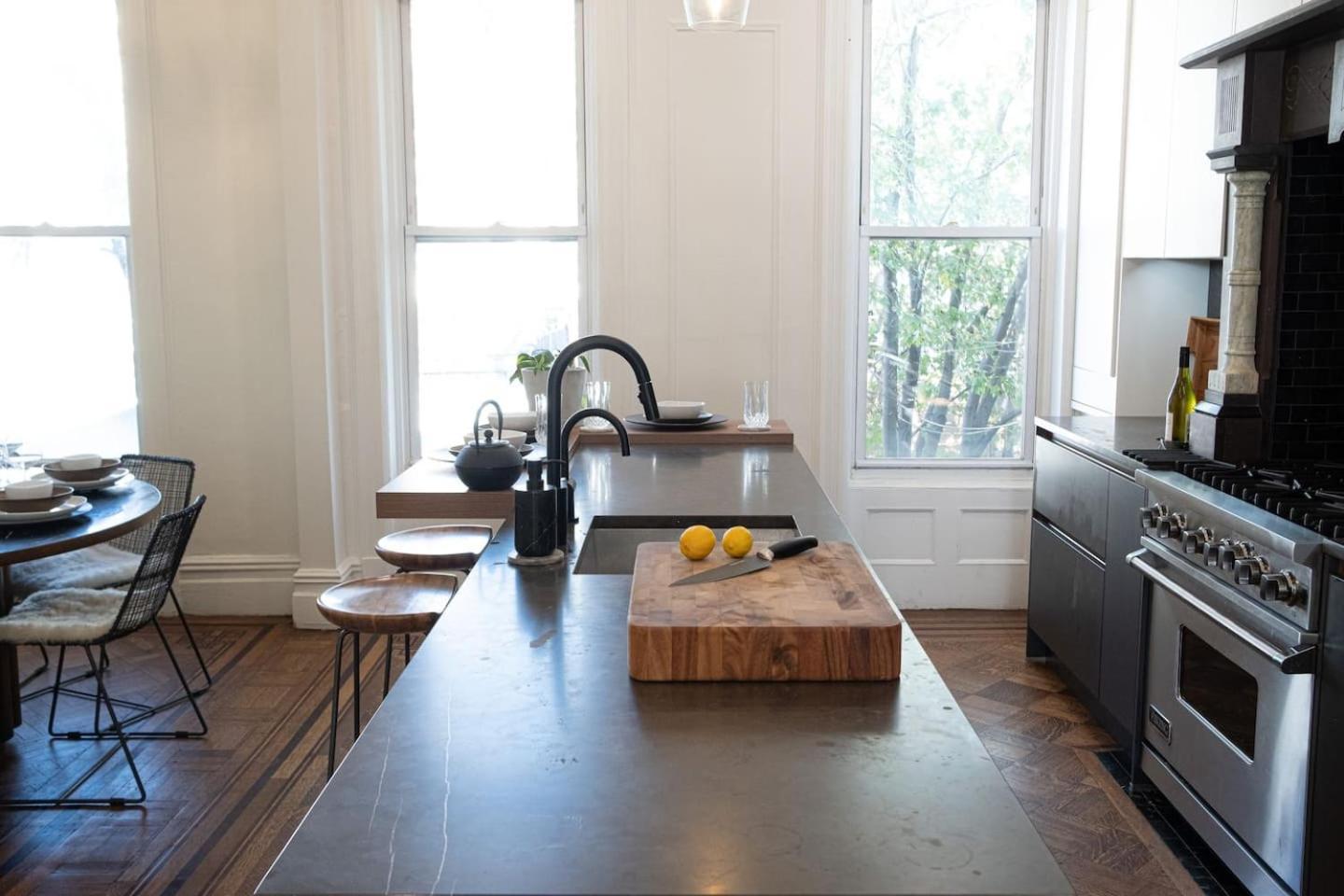 Two Story Luxury Brooklyn Brownstone Homestay *