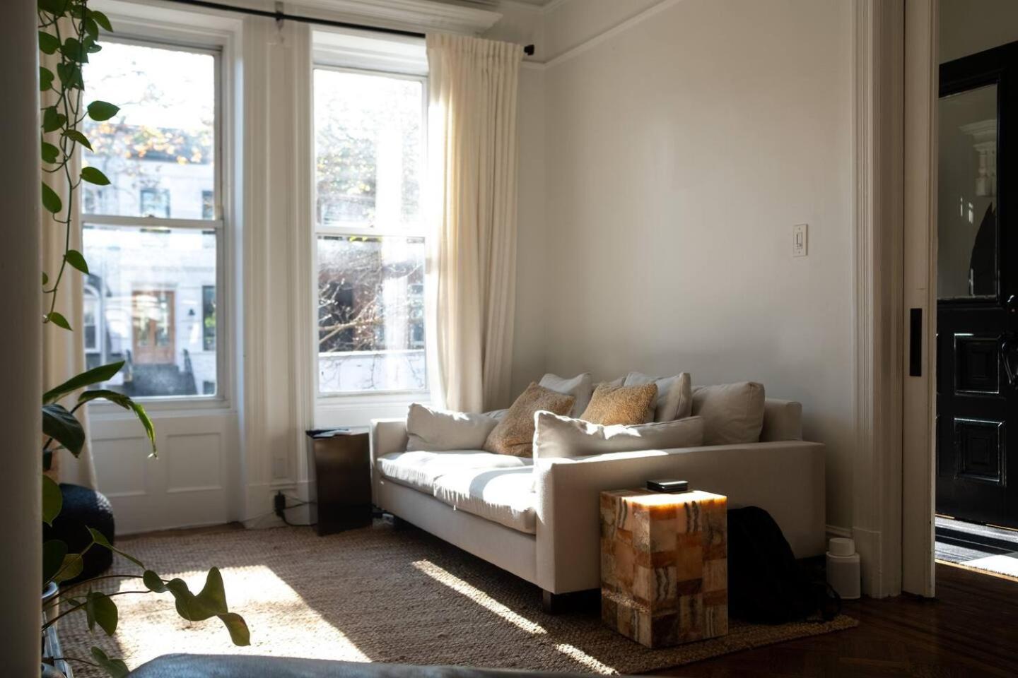 Two Story Luxury Brooklyn Brownstone Homestay *