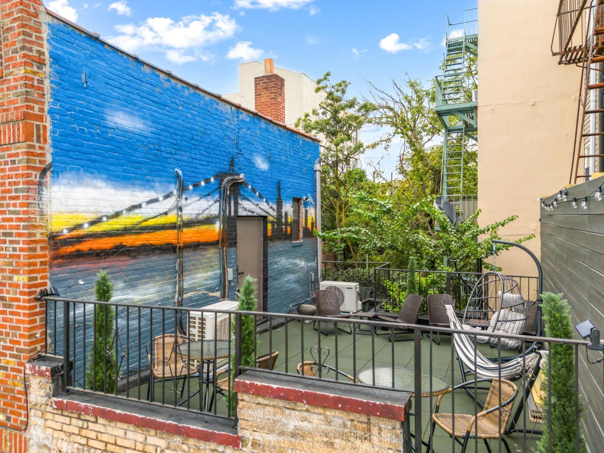Bushwick Gem- Art Infused 2br With Rooftop At 