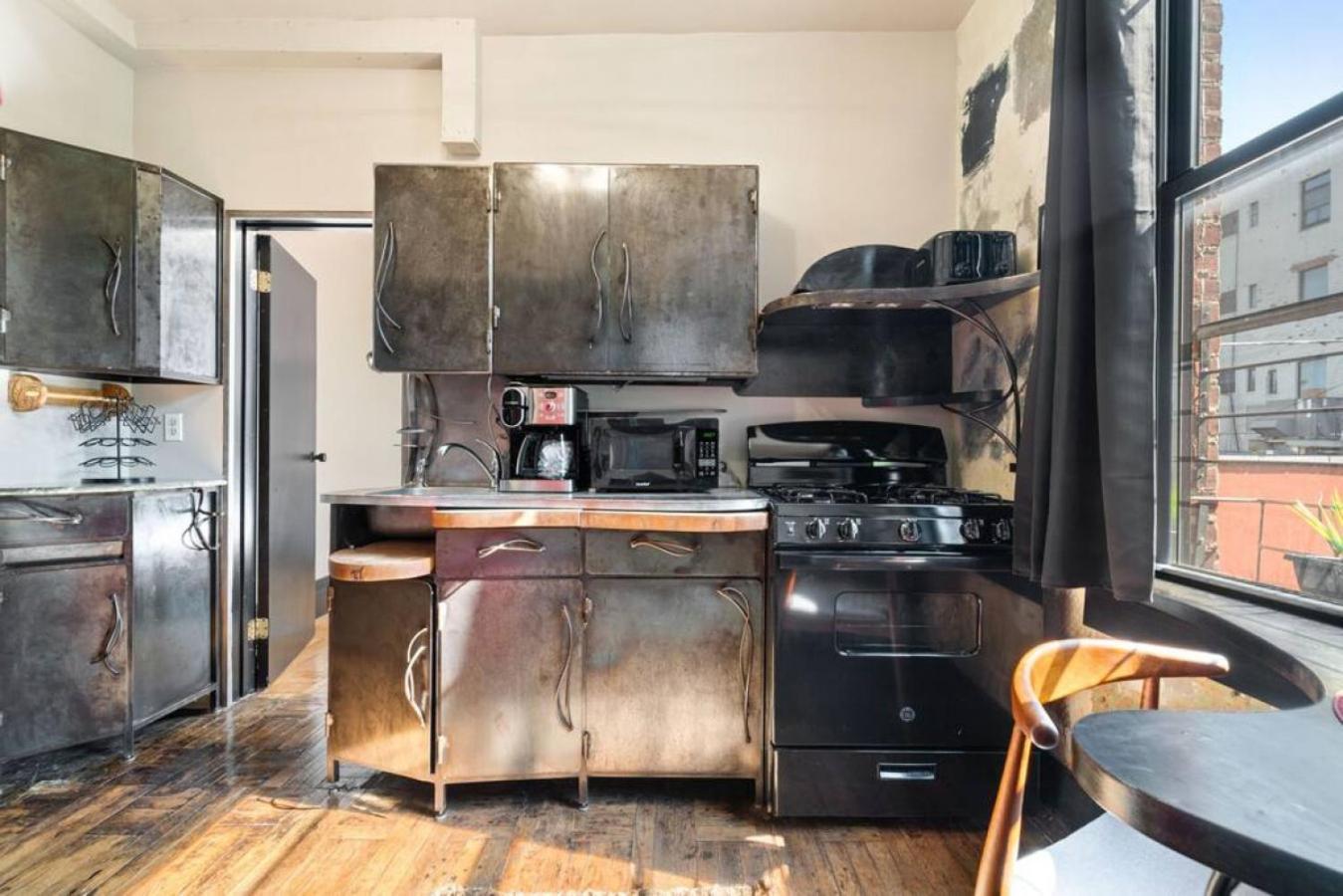 Bushwick Gem- Art Infused 2br With Rooftop At 