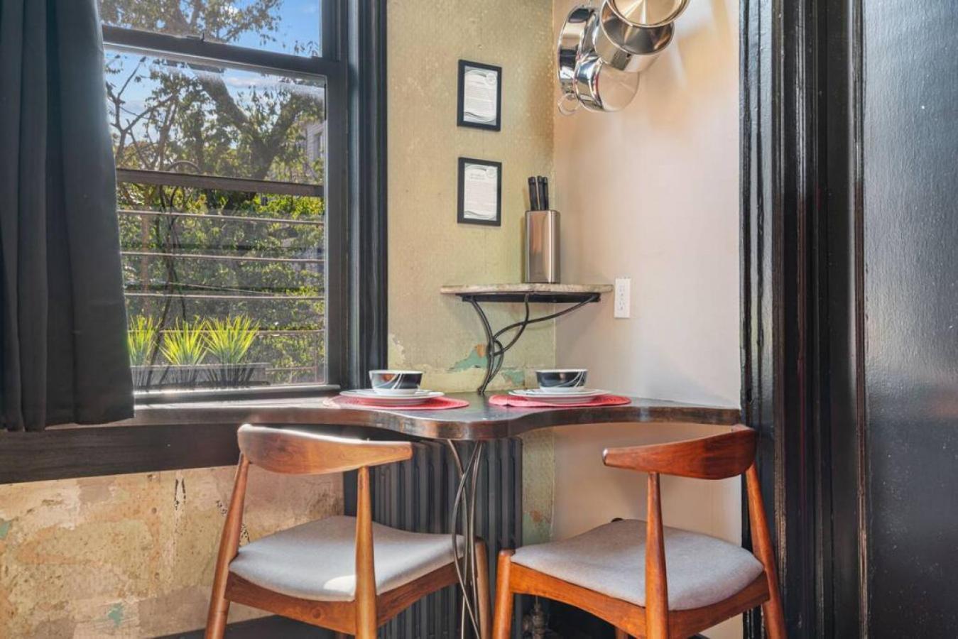Bushwick Gem- Art Infused 2br With Rooftop At 