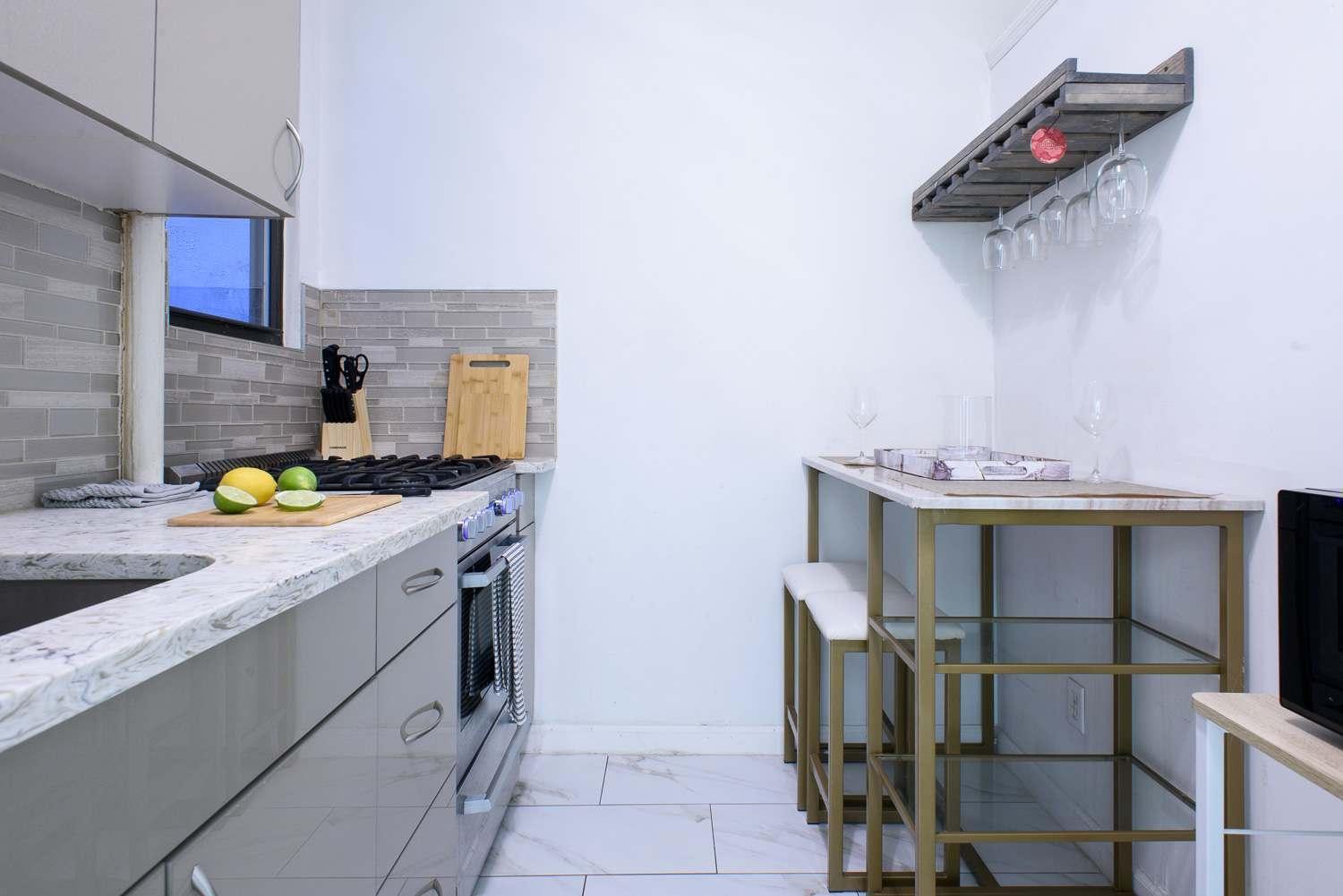 428-2w Newly Furnished 2br Sleeps 5 Prime Location Apartment
