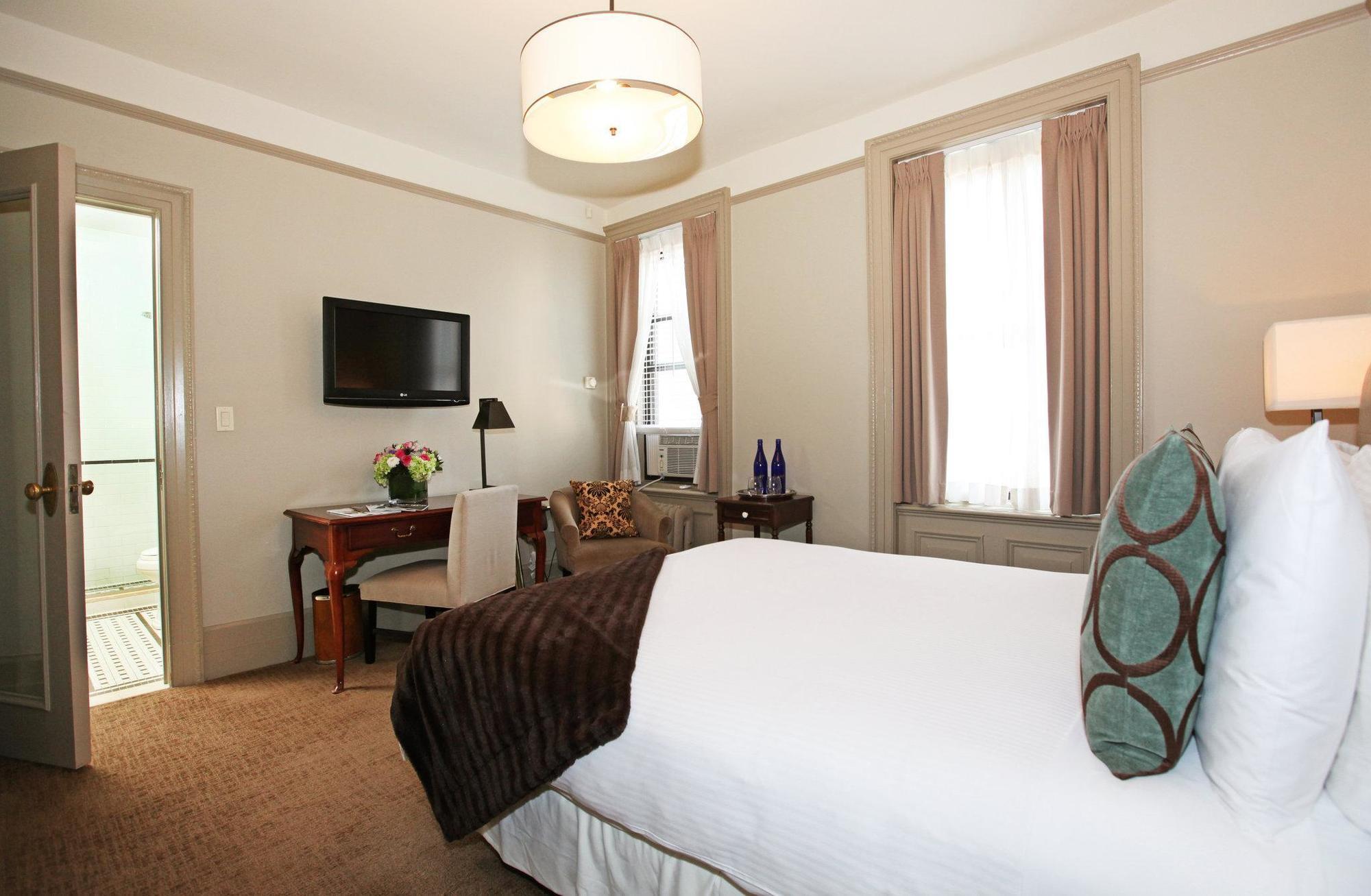 Wales Hotel 3*