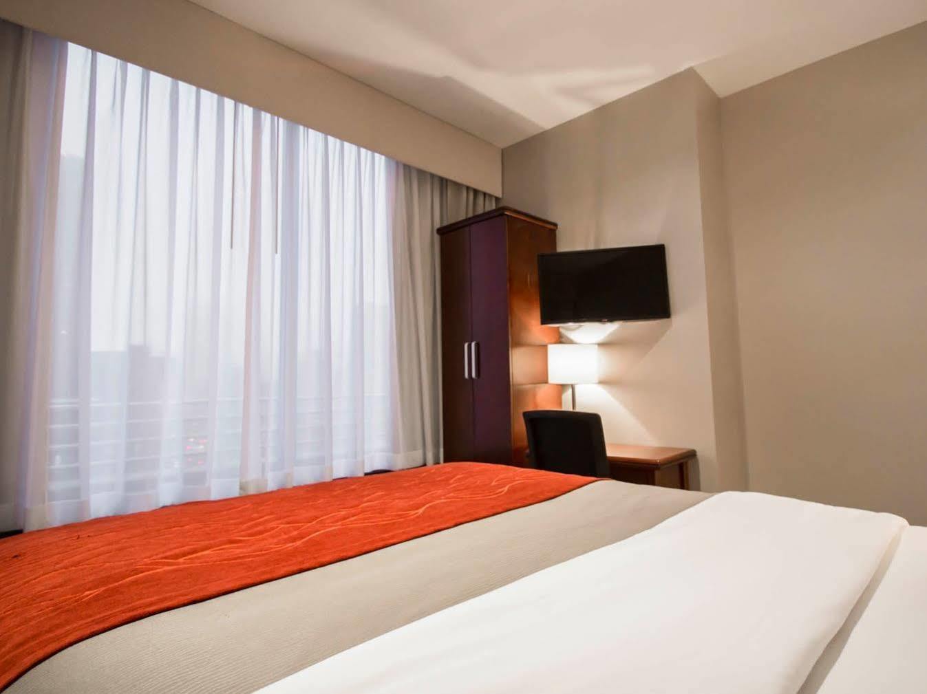 Comfort Manhattan Bridge Hotel 3*