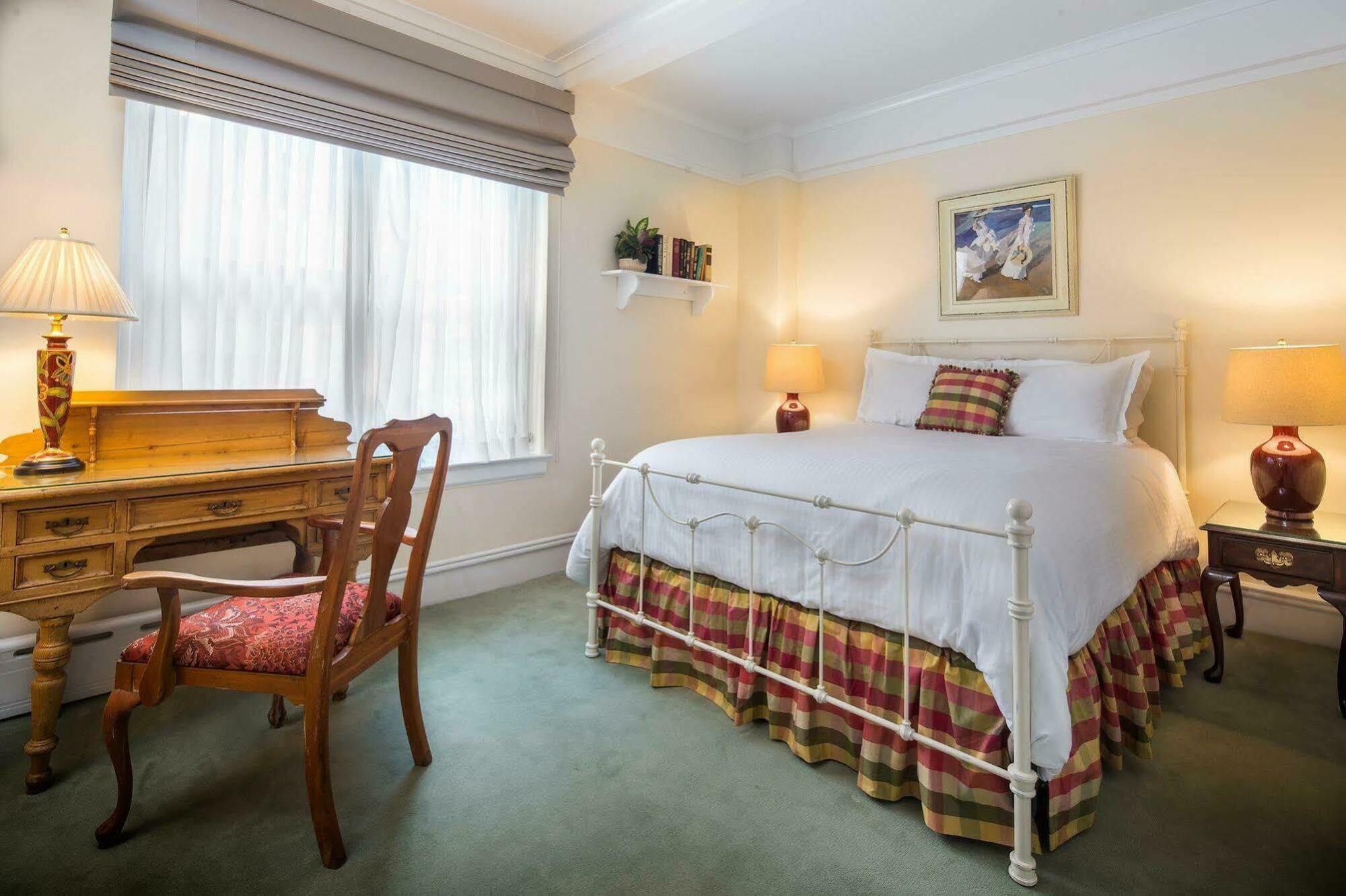 Roger Smith Hotel