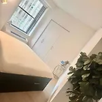 Exquisite Urban Oasis: Luxury 1 Bedroom Retreat In Downtown Manhattan