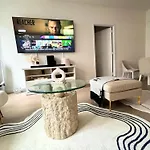 Exquisite Urban Oasis: Luxury 1 Bedroom Retreat In Downtown Manhattan
