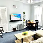 3 Bedrooms Apt In Lic, 10 Mins To Manhattan !!!