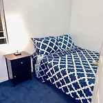 3 Bedrooms Apt In Lic, 10 Mins To Manhattan !!!