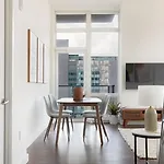 Exquisite 1-Bedroom Apt In Prime Central Location