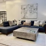 Private Townhome Near Un