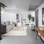 Stylish Duplex In Manhattan With Backyard