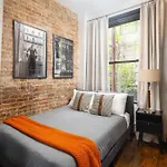 Stylish Duplex In Manhattan With Backyard
