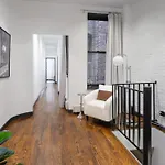 Stylish Duplex In Manhattan With Backyard