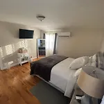 Chic Modern Bedroom 5 Mins From Jfk