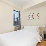 3 Bedroom Modern Apartment - Times Square
