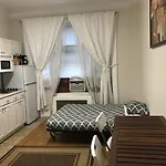 Manhattan Studio Apartment-Times Square
