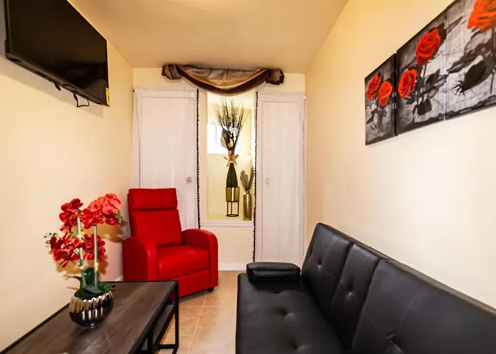 Cozy Shack 1 Bedroom Studio With Sofa And Full Kitchen In Elmhurst Ny